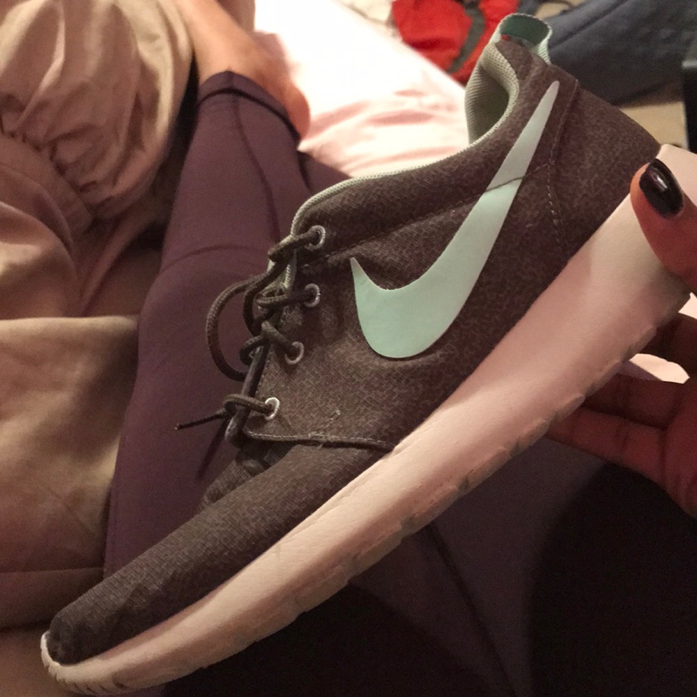 nike tennis slightly worn